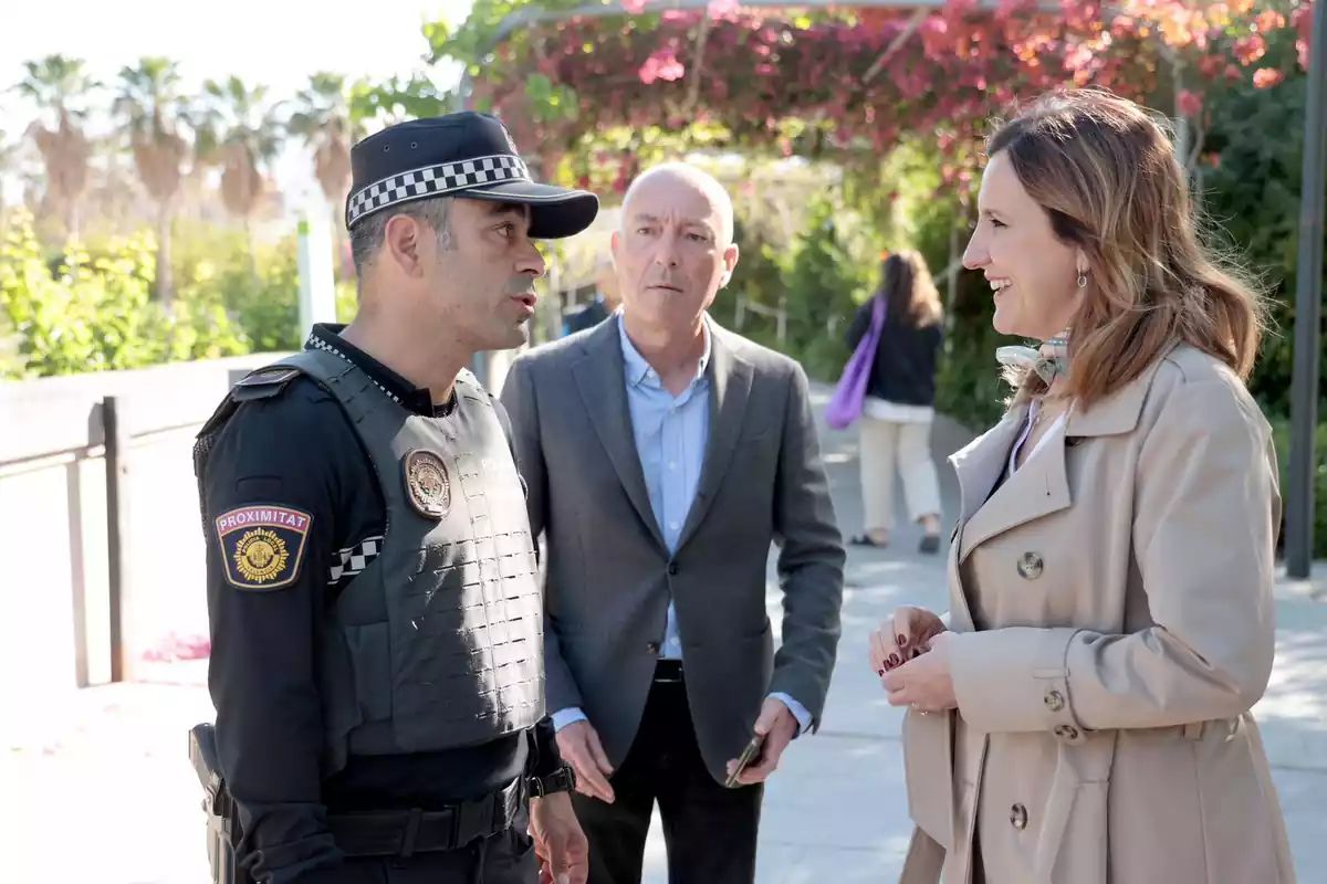 Catala conversando con un policía local de Valencia