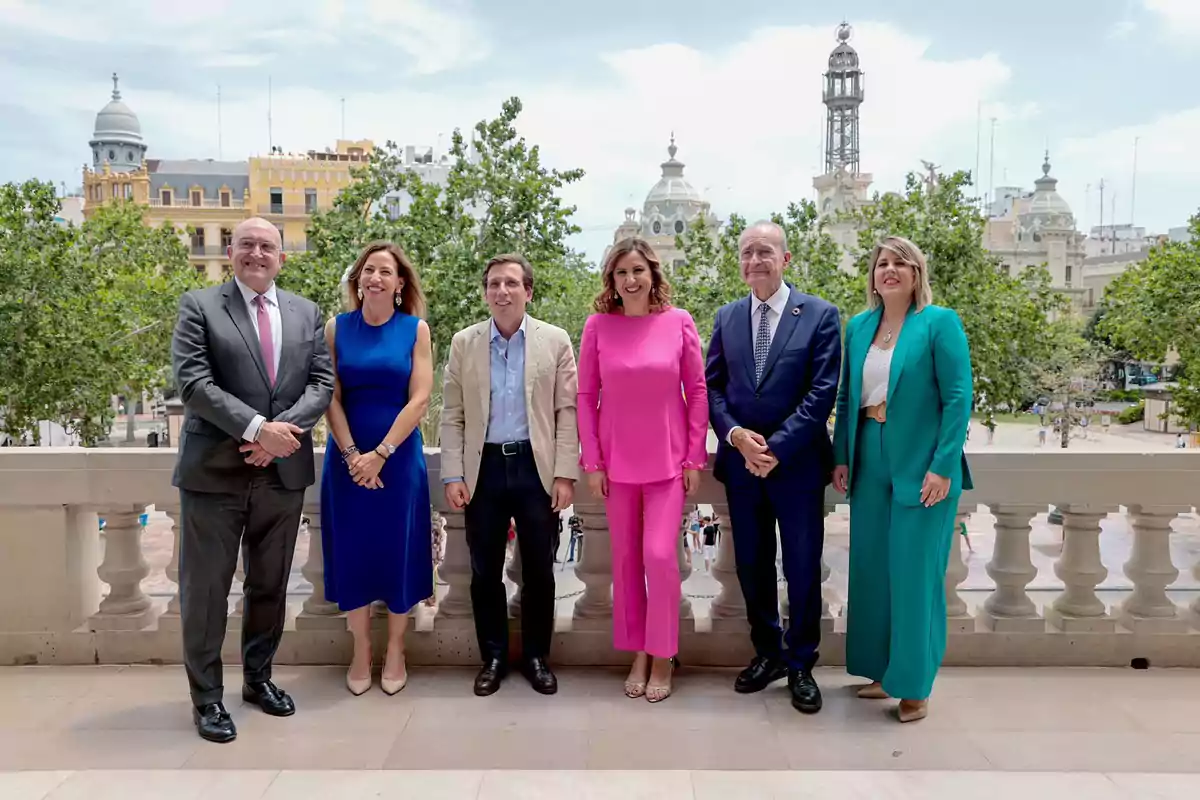 La alcaldesa, Catalá, junto al alcalde de Madrid, José Luis Martínez-Almeida; el de Valladolid, Jesús Julio Carnero; y las alcaldesas de Zaragoza, Natalia Chueca; y Vitoria-Gasteiz, Maider Etxebarria.