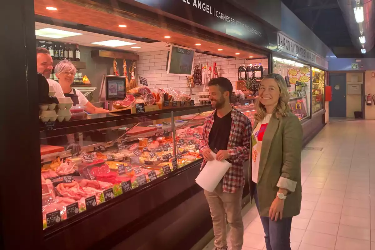 La concejala de Comercio, Lidia López, en un mercado de Alicante