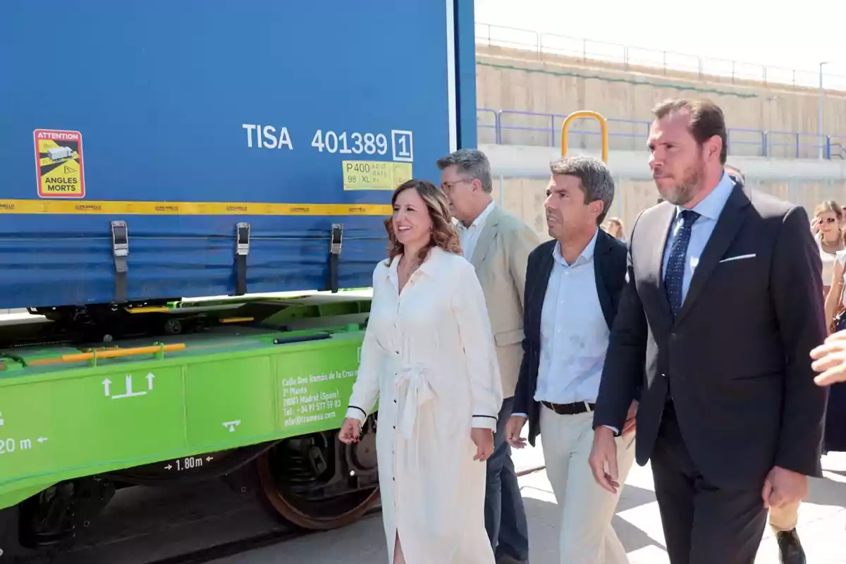 Carlos Mazón con el ministro de Transportes y Movilidad Sostenible, Óscar Puente, la presidenta de la APV, Mar Chao, la alcaldesa de València, María José Catalá, y el conseller de Medio Ambiente, Infraestructuras y Territorio, Vicente Martínez.