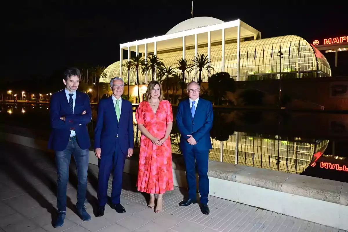 La alcaldesa, María José Catalá, junto miembros de la corporación municipal y directivos de Iberdrola