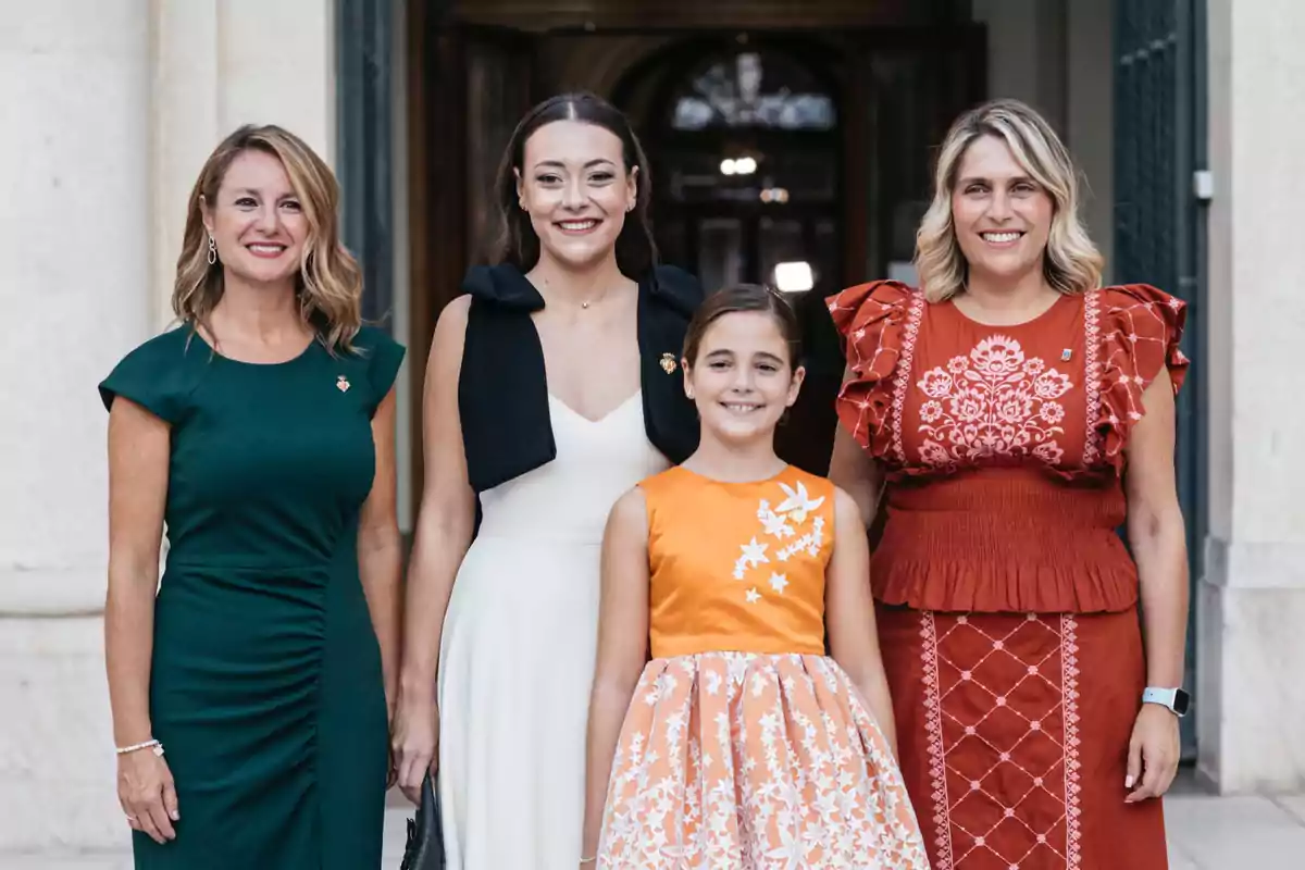 La alcaldesa de Castellón junto a la presidenta de la Diputación y las reinas Paula Torres y Carla Ibáñez