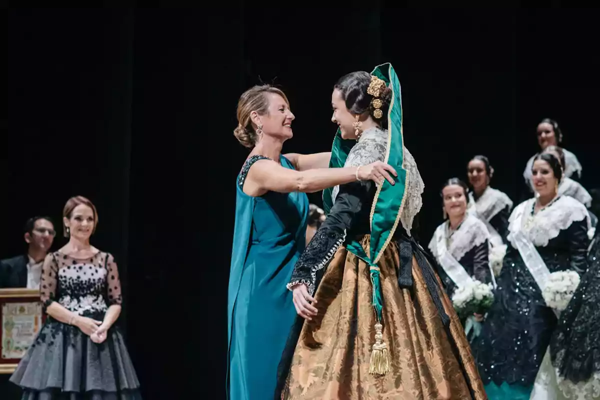 Paula Torres recibiendo de manos de alcaldesa de la ciudad, Begoña Carrasco la banda verde