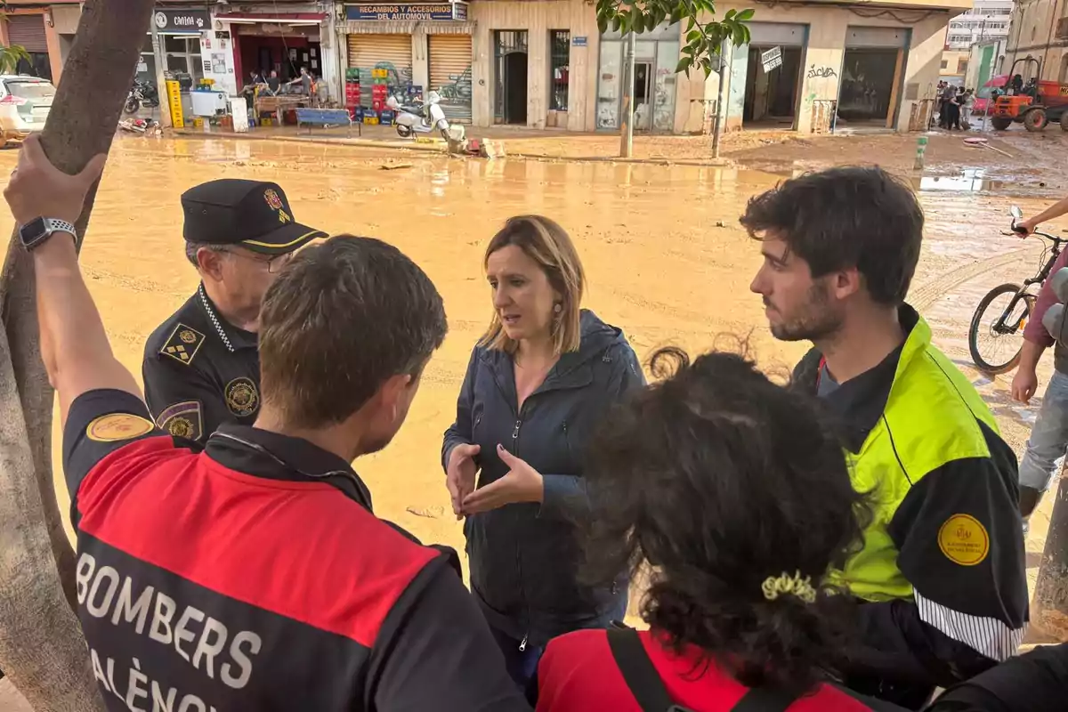 Catalá conversando con personal de bomberos y seguridad