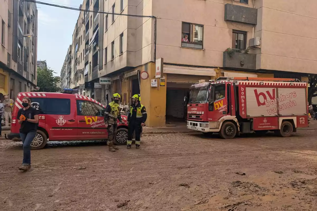 Bomberos de Valencia trabajando por la DANA