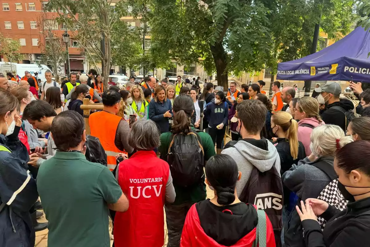 La alcaldesa de Valencia, María José Catalá, con voluntarios en La Torre