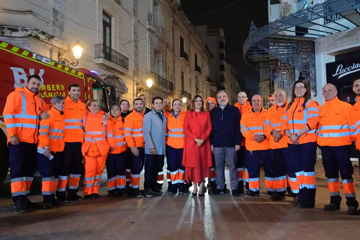 La alcaldesa de Valencia, María José Catalá, con efectivos de limpieza