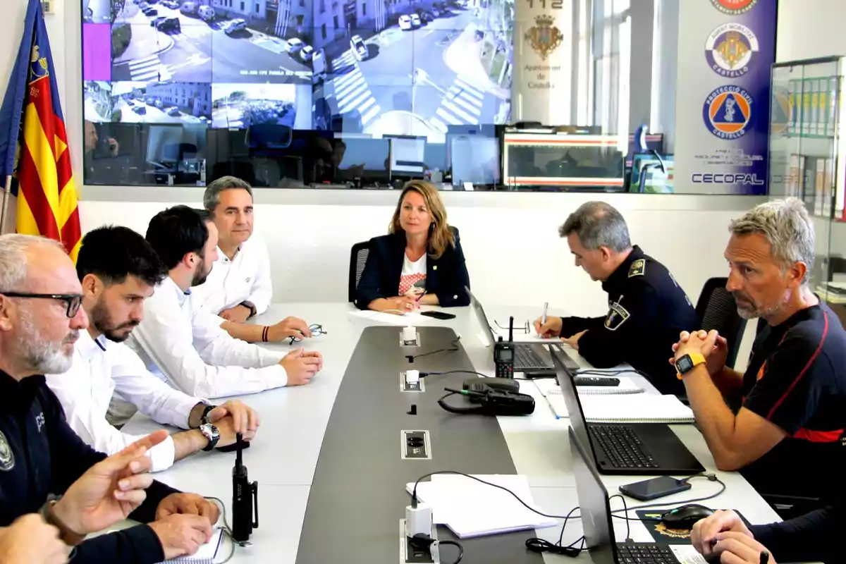 Begoña Carrasco, alcaldesa de Castellón, durante la reunión de emergencias