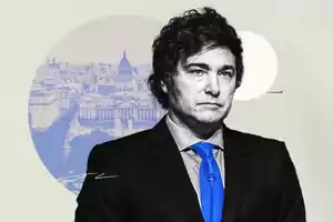 Un hombre con traje y corbata azul frente a un fondo que muestra una ciudad con un edificio destacado.