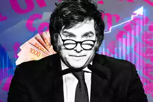 Hombre con gafas y traje frente a gráficos financieros y billetes de mil pesos argentinos.