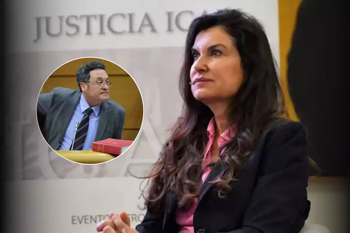 Mujer de cabello largo y oscuro sentada con expresión seria, al fondo se observa un cartel con la palabra justicia y un recuadro circular muestra a un hombre de gafas y traje en lo que parece ser una sala de audiencias