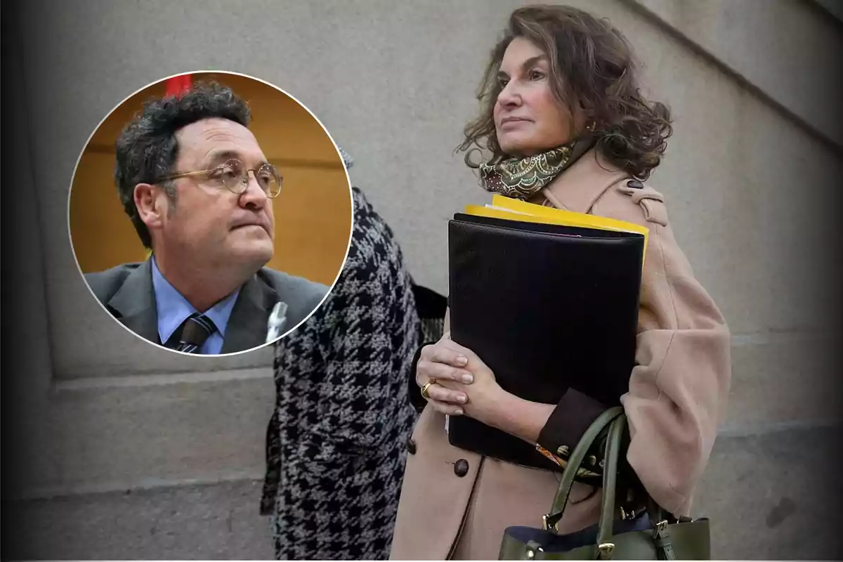 Mujer con abrigo beige y bufanda sosteniendo una carpeta negra y documentos, con un bolso verde, al fondo una pared de piedra y un recuadro muestra a un hombre de gafas y traje mirando hacia la izquierda.