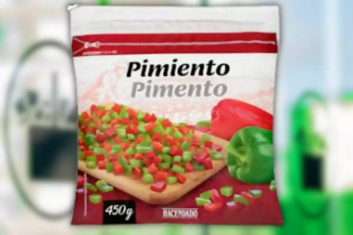 Paquete de pimientos troceados de 450 gramos con pimientos rojos y verdes. Paquete de pimientos troceados de 450 gramos con pimientos rojos y verdes.