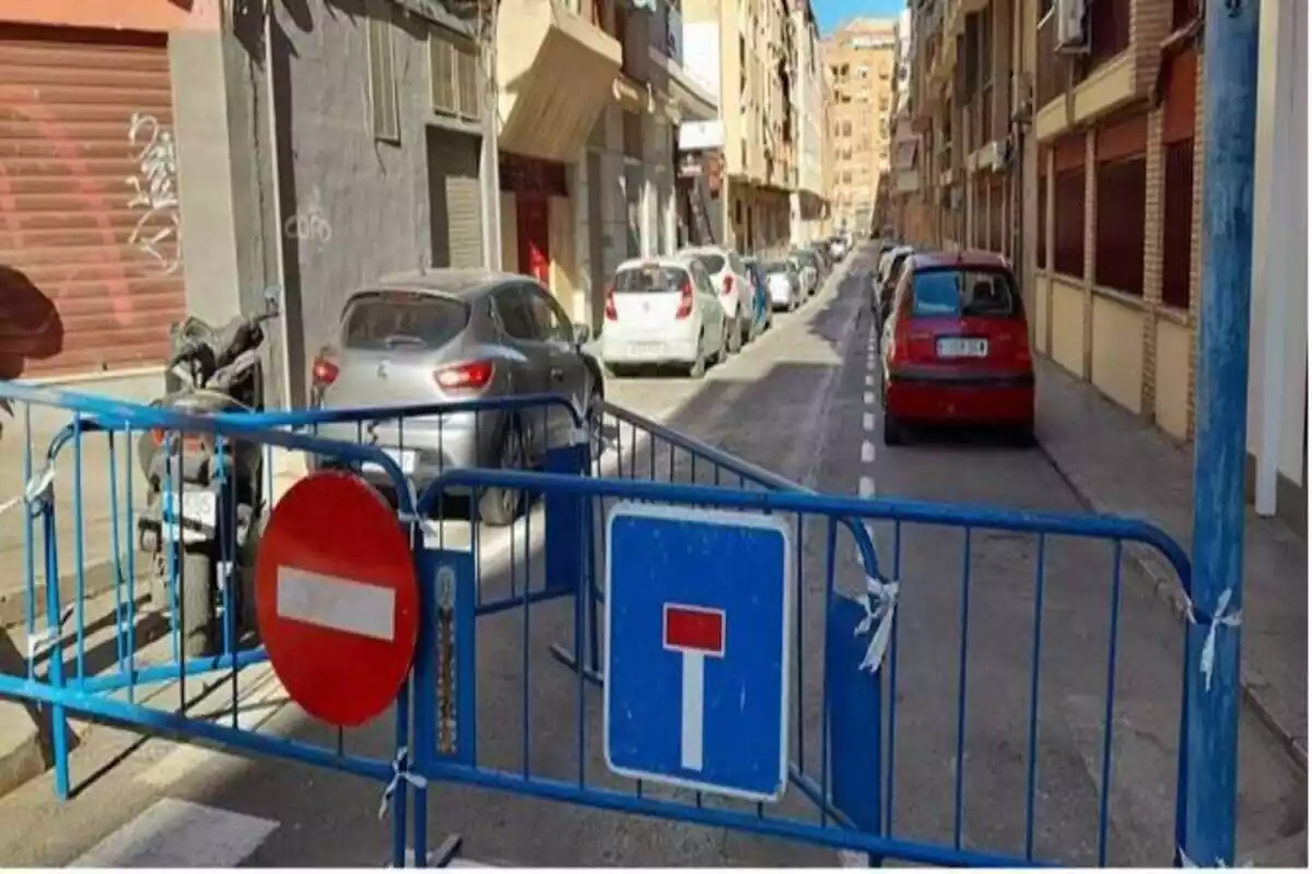 Calle de Alicante con trabajos de mejora