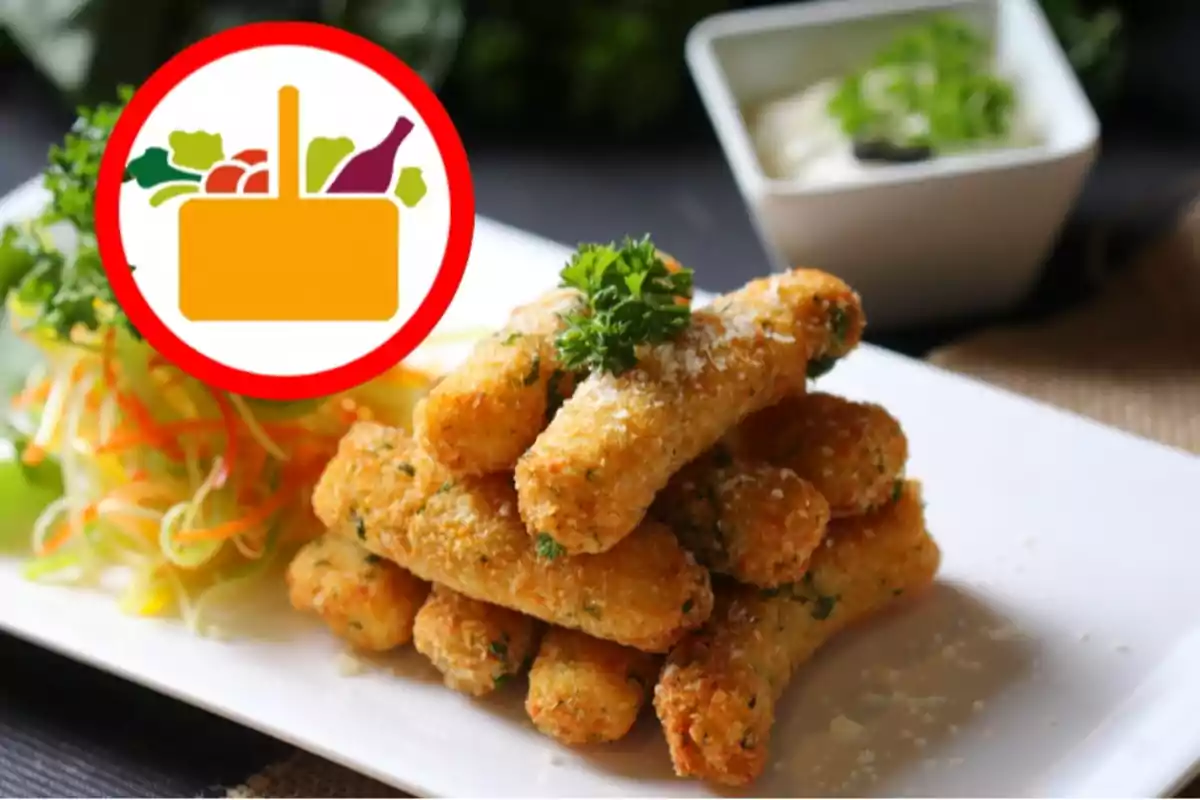 Un plato de croquetas doradas apiladas con perejil encima, acompañado de una ensalada de verduras frescas y un recipiente con salsa al fondo, junto a un icono de cesta de compras con alimentos. Un plato de croquetas doradas apiladas con perejil encima, acompañado de una ensalada de verduras frescas y un recipiente con salsa al fondo, junto a un icono de cesta de compras con alimentos.