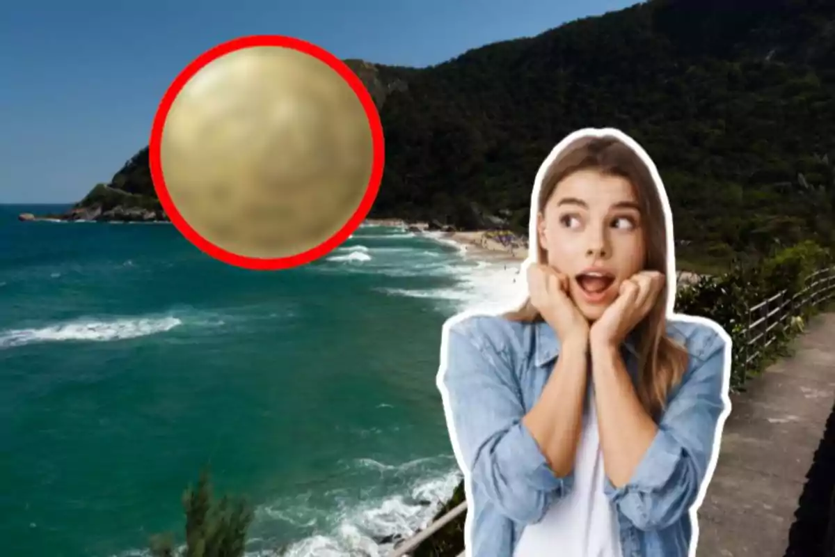 Una mujer con expresión de sorpresa está superpuesta sobre un paisaje costero con un objeto borroso y redondeado en el cielo.