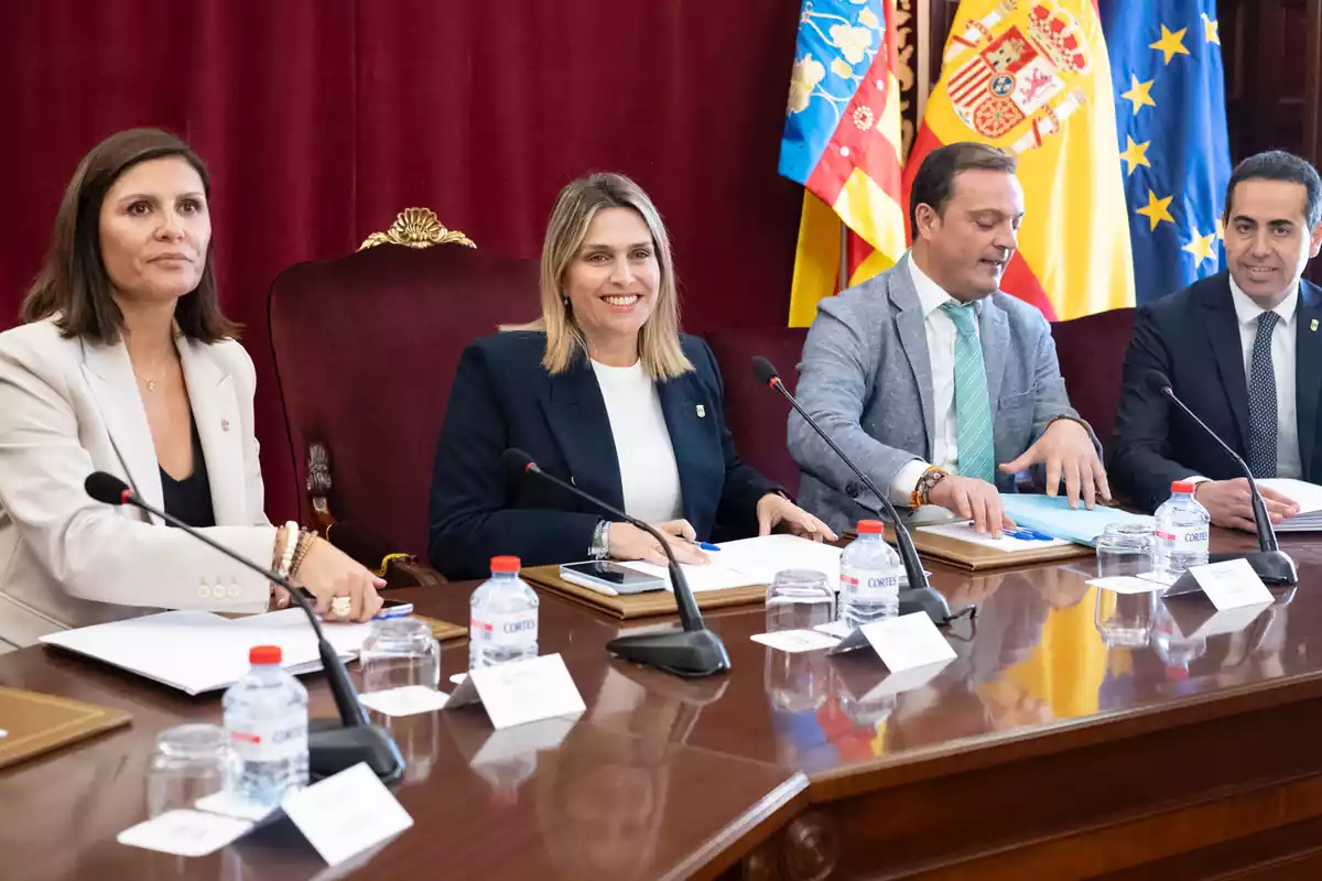 La presidenta de la Diputación de Castellón, Marta Barrachina, presidiendo el pleno