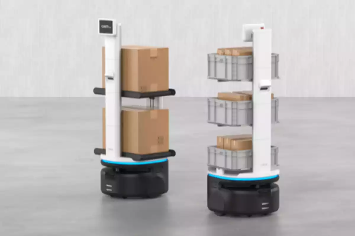 Dos robots móviles autónomos transportan cajas y contenedores en un entorno industrial.