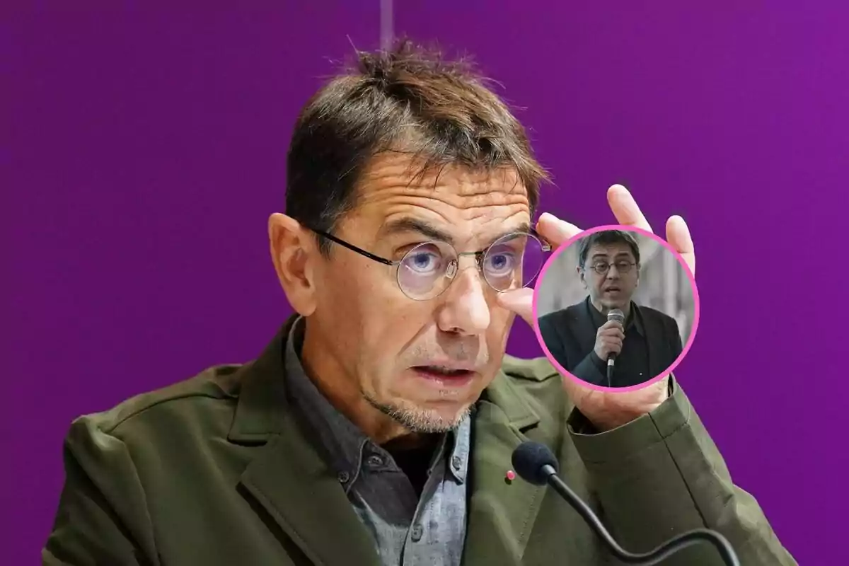 Un hombre con gafas sostiene un objeto redondo con la imagen de otra persona hablando por micrófono, sobre un fondo morado.