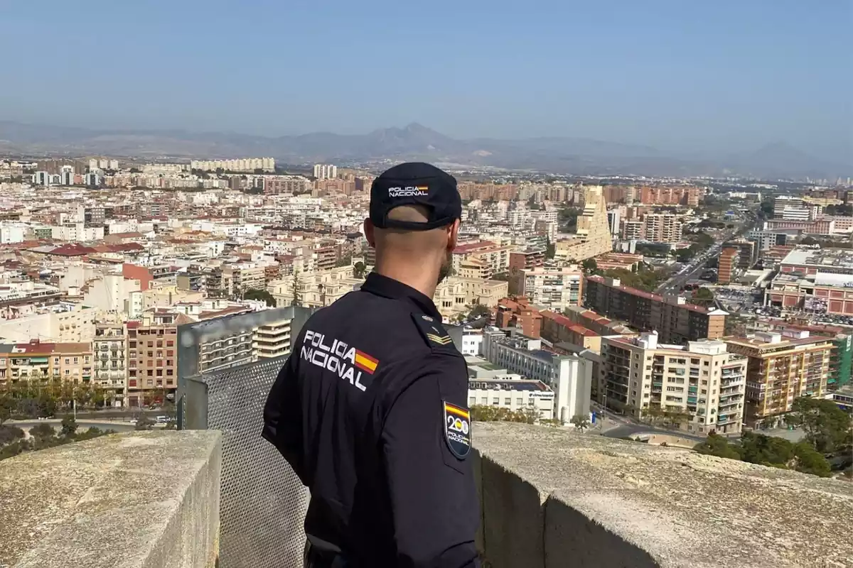 Agente de la Policía Nacional en Alicante
