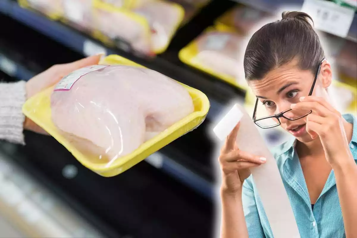 Persona sujetando una bandeja de pechugas de pollo con una foto de una mujer observando un ticket y con cara de sorpresa