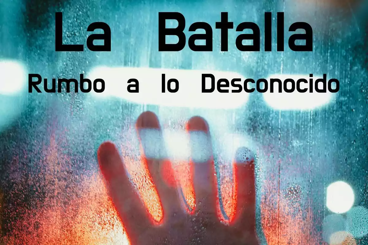 La Batalla Rumbo a lo Desconocido, mano sobre vidrio empañado con luces de colores en el fondo.