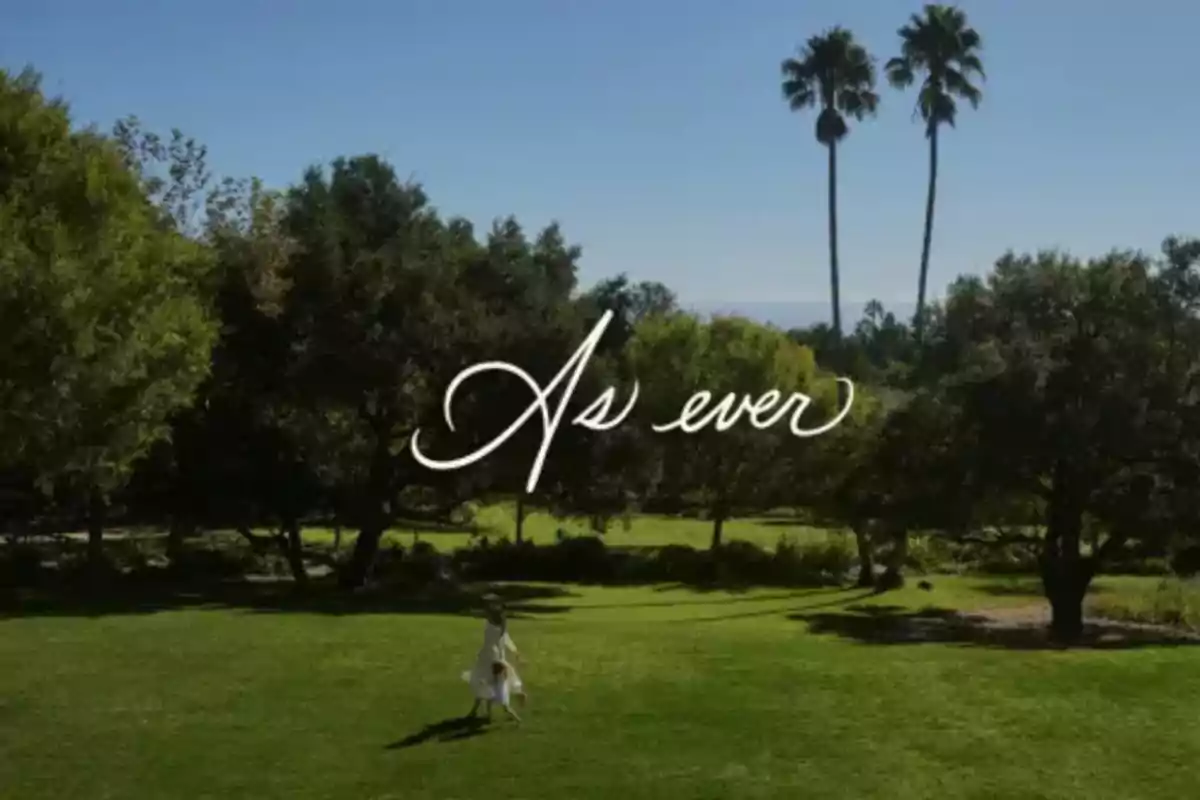 Meghan Markle y Lilibet corren por un campo verde rodeado de árboles con dos palmeras al fondo y el texto Meghan Markle y Lilibet corren por un campo verde rodeado de árboles con dos palmeras al fondo y el texto
