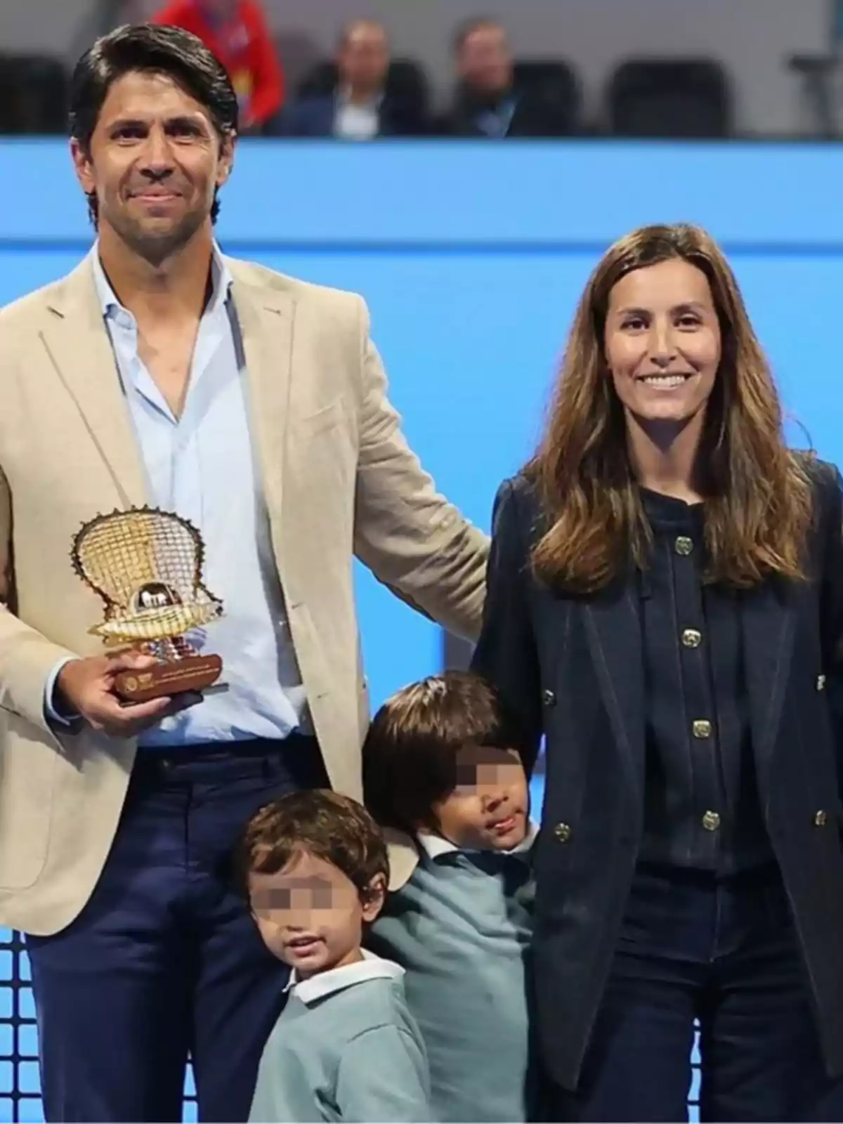 Ana Boyer, Fernando Verdasco y sus hijos posa junta en un evento deportivo, el hombre sostiene un trofeo y los rostros de los niños están pixelados. Ana Boyer, Fernando Verdasco y sus hijos posa junta en un evento deportivo, el hombre sostiene un trofeo y los rostros de los niños están pixelados.