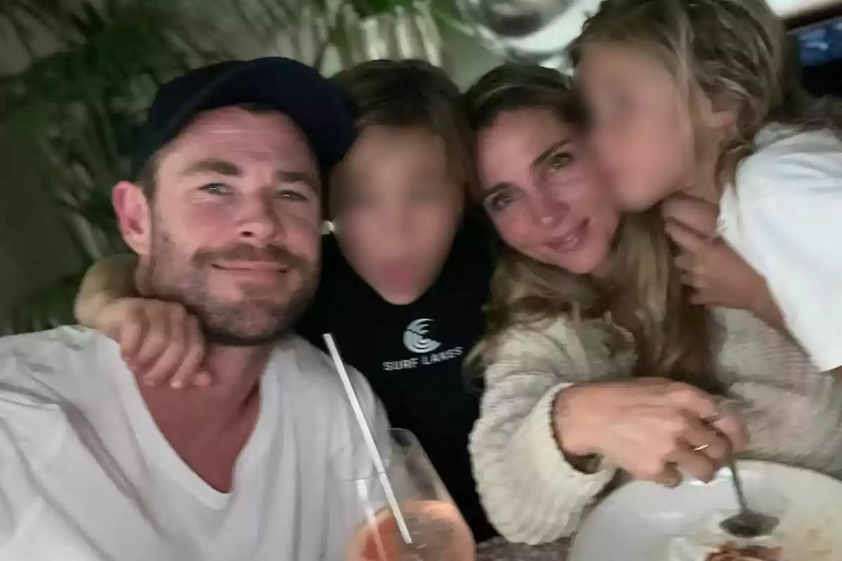 Una familia sonriente disfrutando de una comida juntos en un ambiente acogedor. Una familia sonriente disfrutando de una comida juntos en un ambiente acogedor.