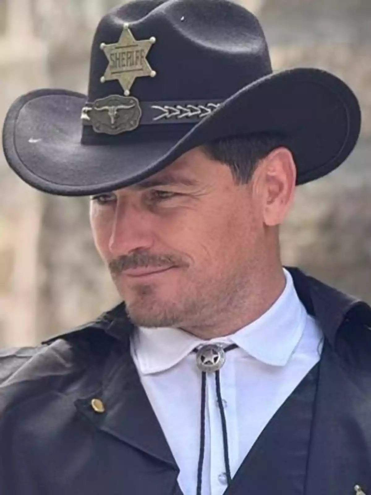 Iker Casillas con sombrero de sheriff y chaqueta negra. Iker Casillas con sombrero de sheriff y chaqueta negra.
