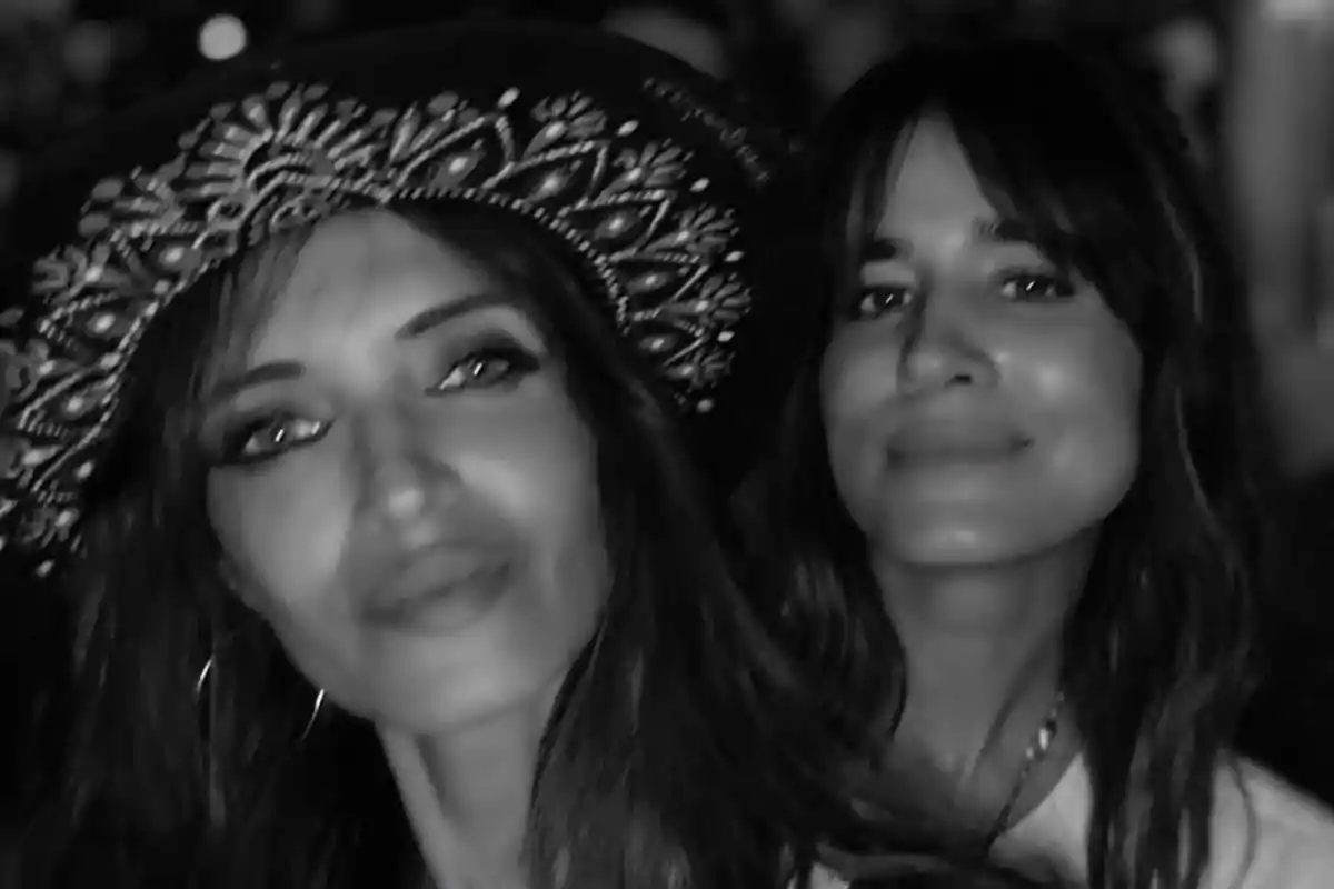 Sara Carbonero e Isabel Jiménez posan juntas para una selfie en blanco y negro, una de ellas lleva un sombrero decorado Sara Carbonero e Isabel Jiménez posan juntas para una selfie en blanco y negro, una de ellas lleva un sombrero decorado