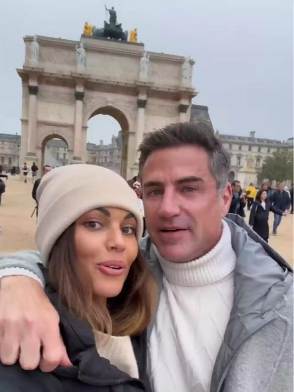 Lara Álvarez y Perico Durán se toma una selfie frente al Arco del Triunfo del Carrusel en un día nublado. Lara Álvarez y Perico Durán se toma una selfie frente al Arco del Triunfo del Carrusel en un día nublado.