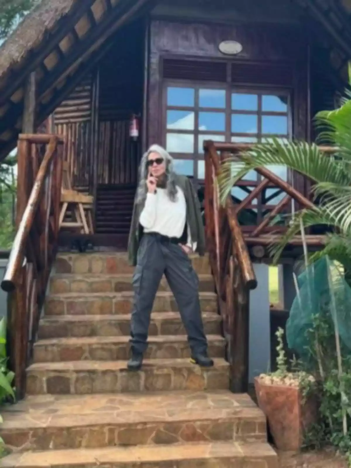 Mario Vaquerizo con gafas de sol posando en las escaleras de una cabaña de madera rodeada de vegetación Mario Vaquerizo con gafas de sol posando en las escaleras de una cabaña de madera rodeada de vegetación