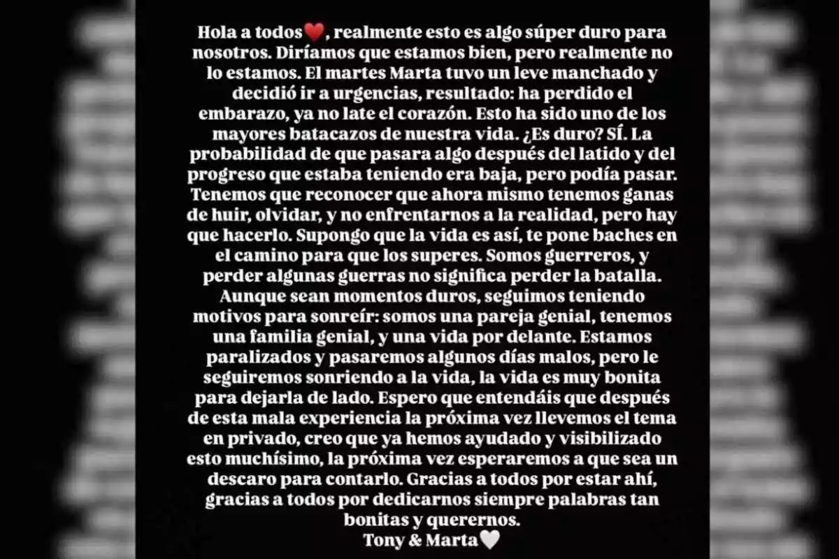 Mensaje en fondo negro donde una pareja llamada Tony y Marta comparte con sus seguidores que han perdido un embarazo, expresan su dolor, agradecen el apoyo recibido y afirman que seguirán adelante juntos a pesar de la tristeza. Mensaje en fondo negro donde una pareja llamada Tony y Marta comparte con sus seguidores que han perdido un embarazo, expresan su dolor, agradecen el apoyo recibido y afirman que seguirán adelante juntos a pesar de la tristeza.