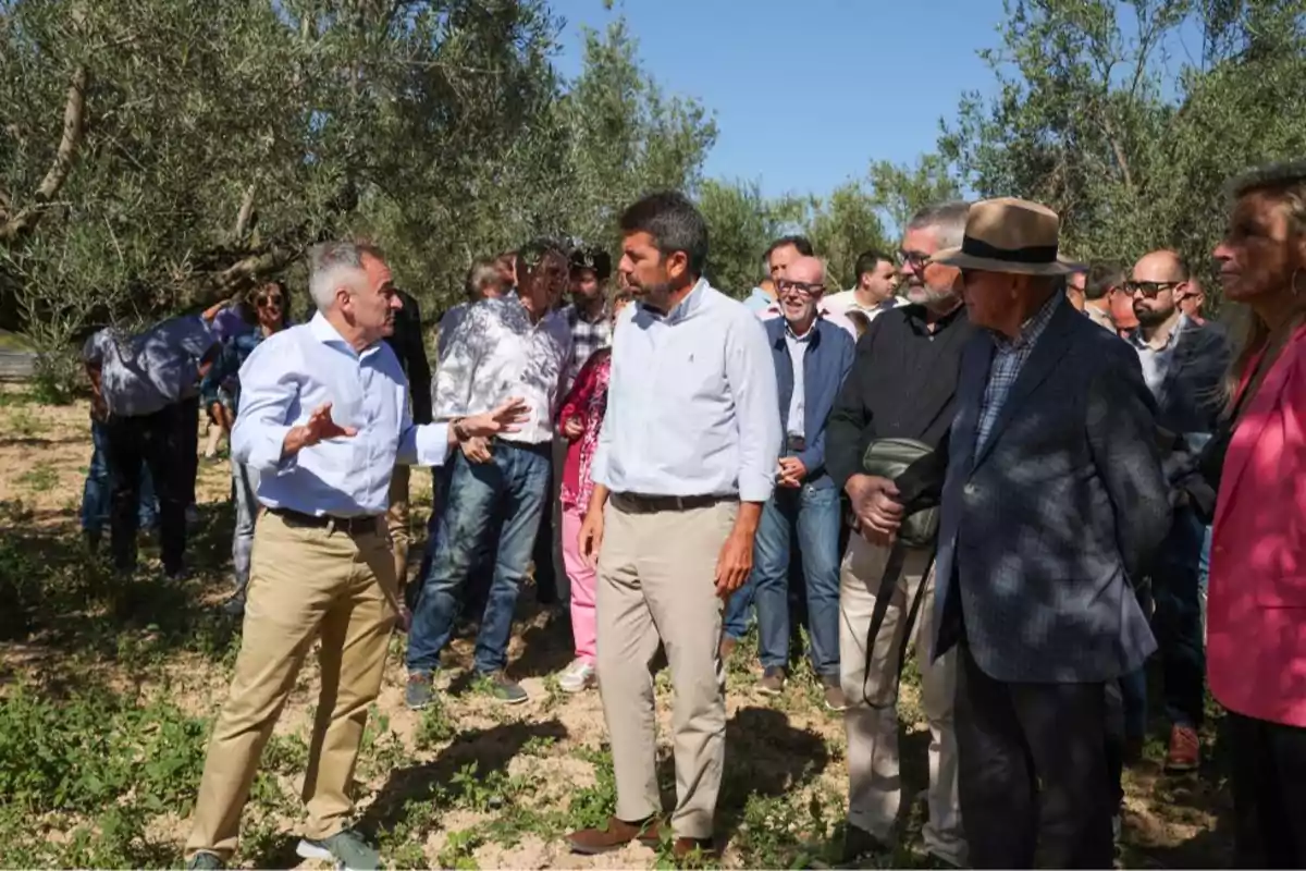 Carlos Mazón, presidente de la Generalitat Valenciana, junto a agricultores