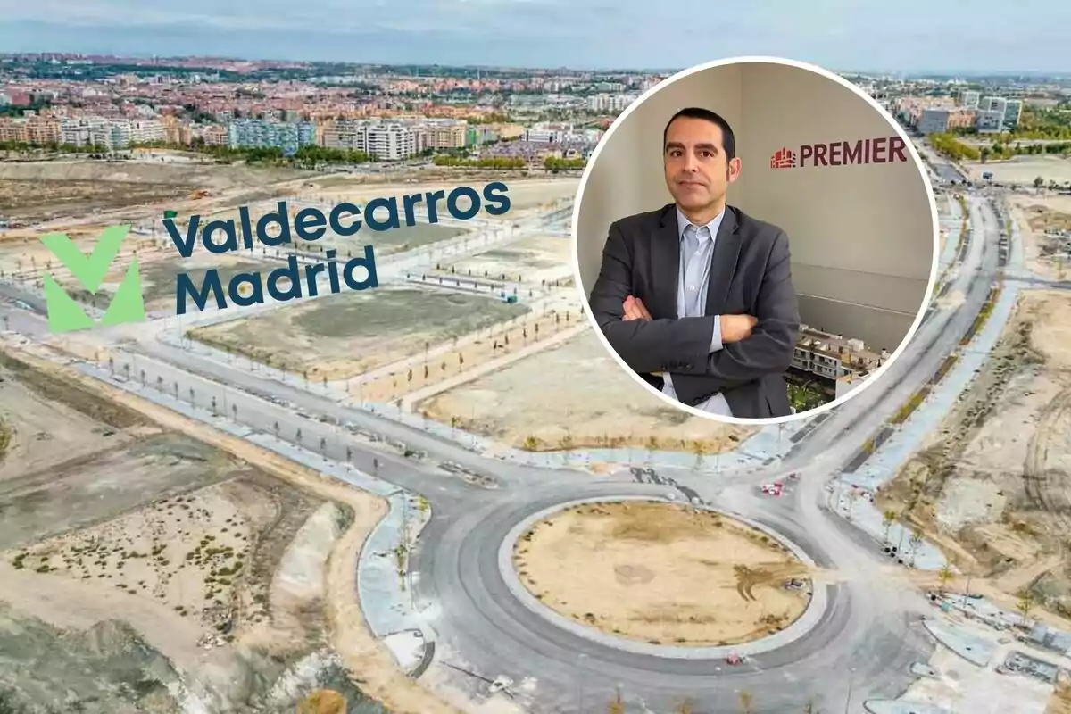 Vista aérea de un área en desarrollo en Valdecarros, Madrid, con un hombre de traje en un recuadro circular superpuesto.