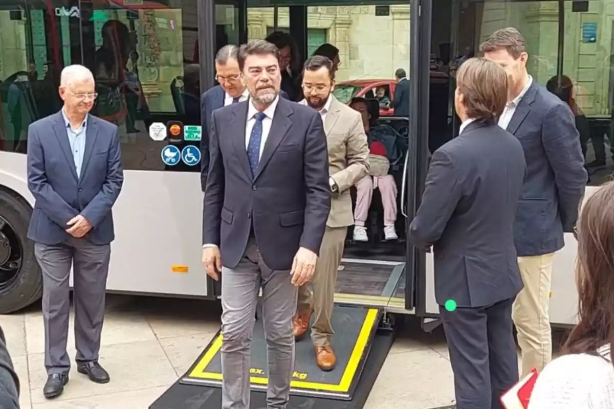 El alcalde de Alicante en la presentación de los nuevos autobuses eléctricos
