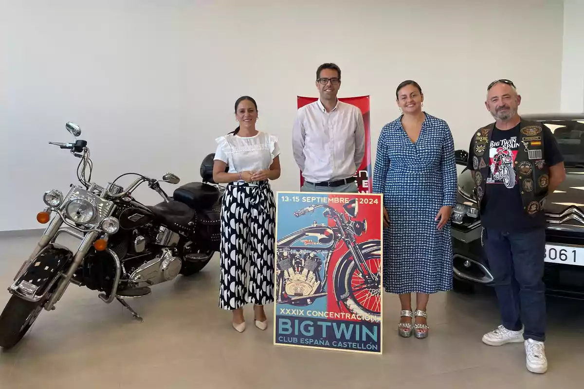 La teniente alcalde del Grao, Ester Giner, y la concejal de Turismo, Arantxa Miralles, anunciando la XXXIX Concentración Big Twin Club España Castellón, que se celebrará del 13 al 15 de septiembre de 2024.