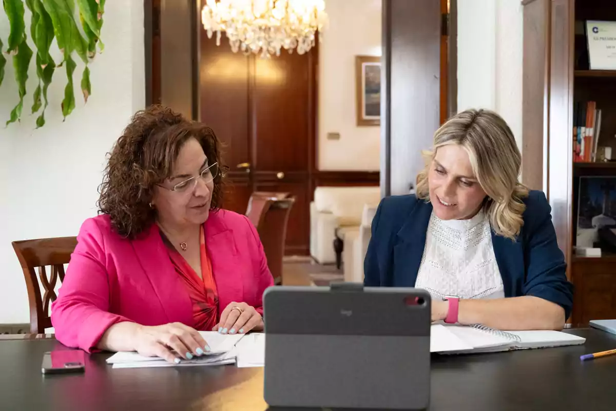 Marta Barrachina, presidenta de la Diputacion de Castellon y La diputada de Igualdad Marisa Torlà