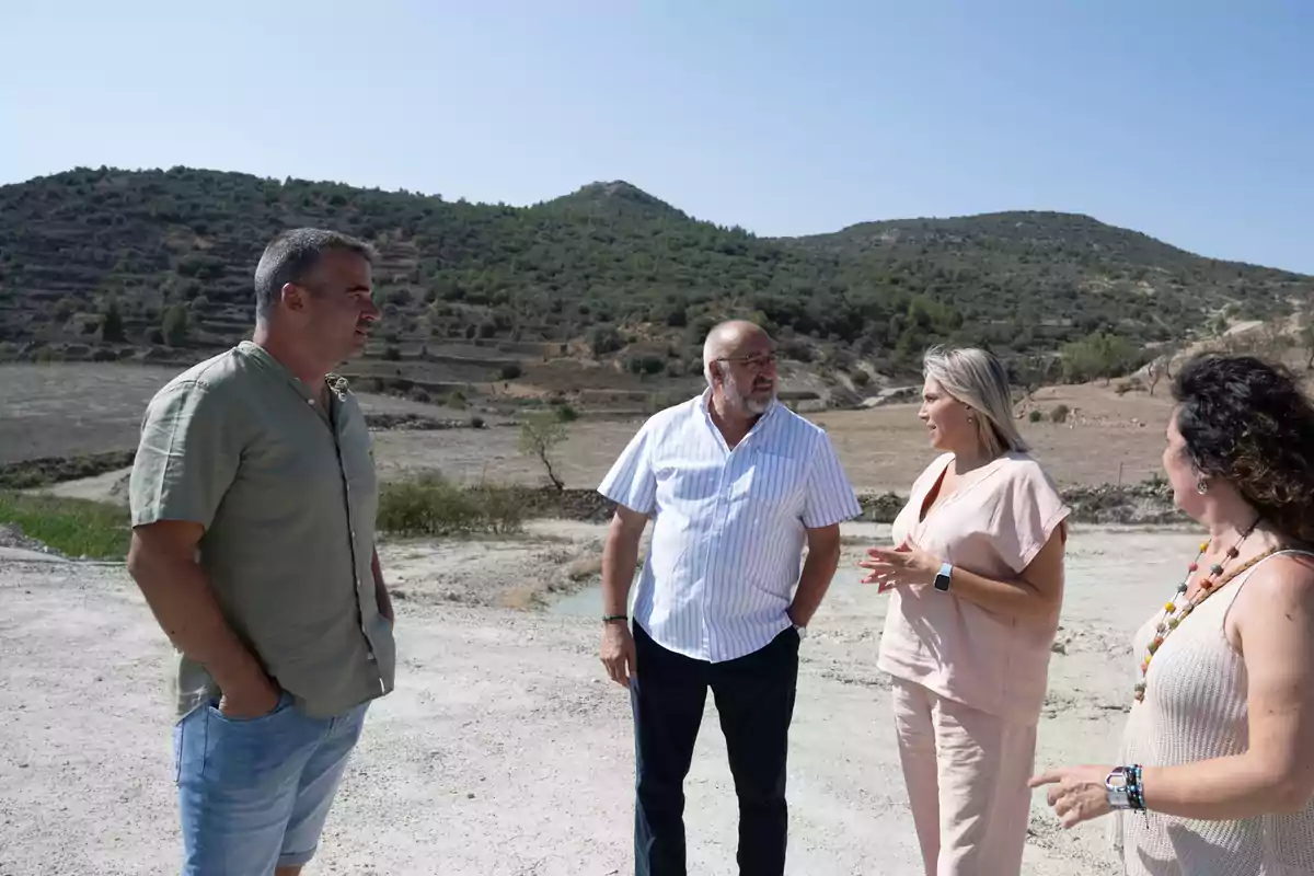 El alcalde Javier Querol y Marta Barrachina en el lugar donde se llevará a cabo la obra