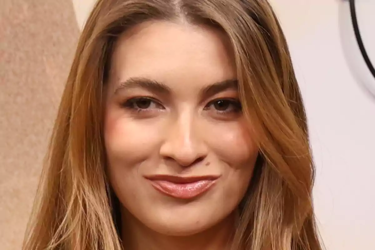 Carlota Boza sonriendo frente a la cámara.