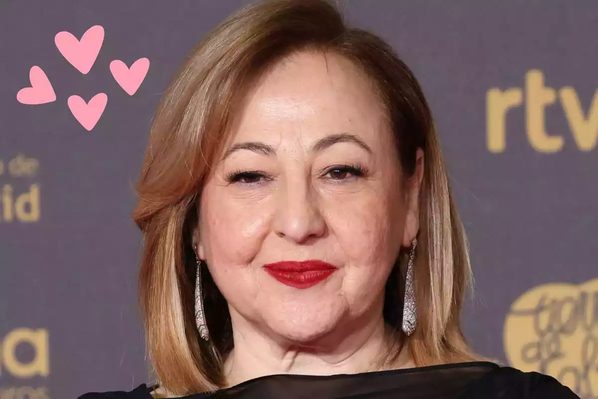 Primer plano de Carmen Machi sonriendo con los labios rojos y unos corazones rosas