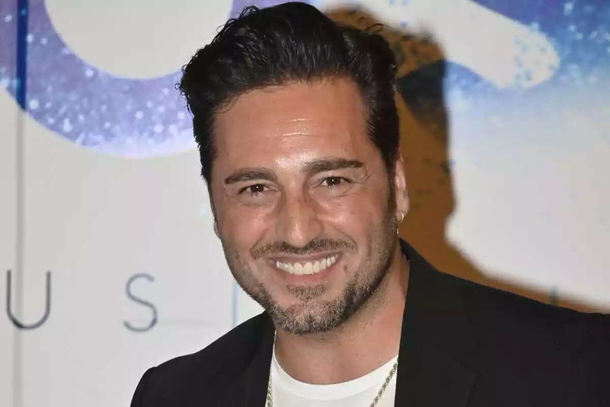 Primer plano de David Bustamante sonriente en la promoción de 'Ghost'