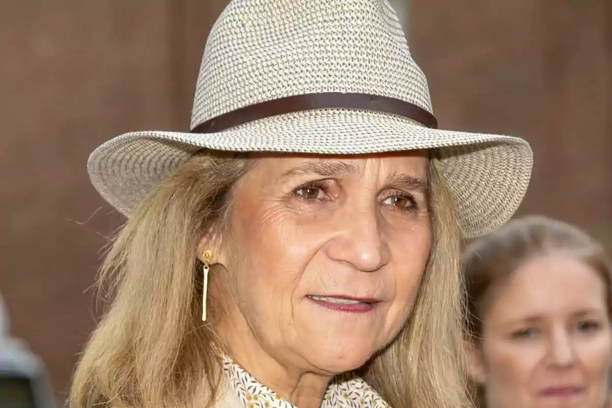 La infanta Elena con sombrero de paja y aretes dorados. La infanta Elena con sombrero de paja y aretes dorados.
