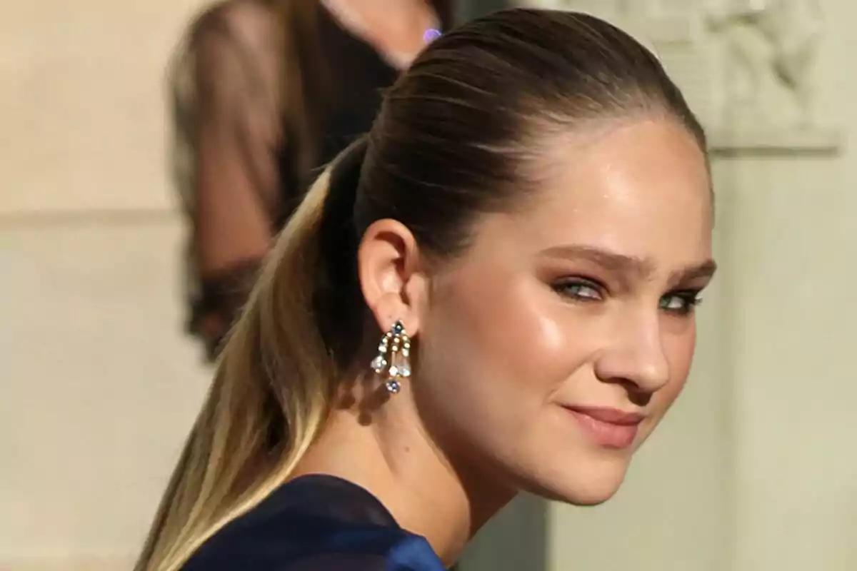 Frite of Irene Urdangarin with her hair and elegant earrings, looking at the camera. Frite of Irene Urdangarin with her hair and elegant earrings, looking at the camera.