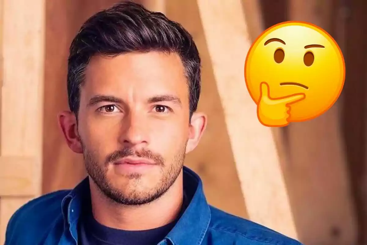 Jonathan Bailey con una expresión neutral y un emoji de cara pensativa al lado.