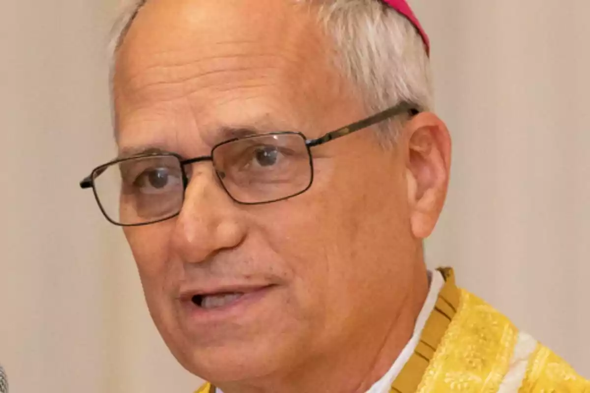 Primer plano del Papa León XIV con gafas y vestimenta religiosa, con un fondo neutro. Primer plano del Papa León XIV con gafas y vestimenta religiosa, con un fondo neutro.