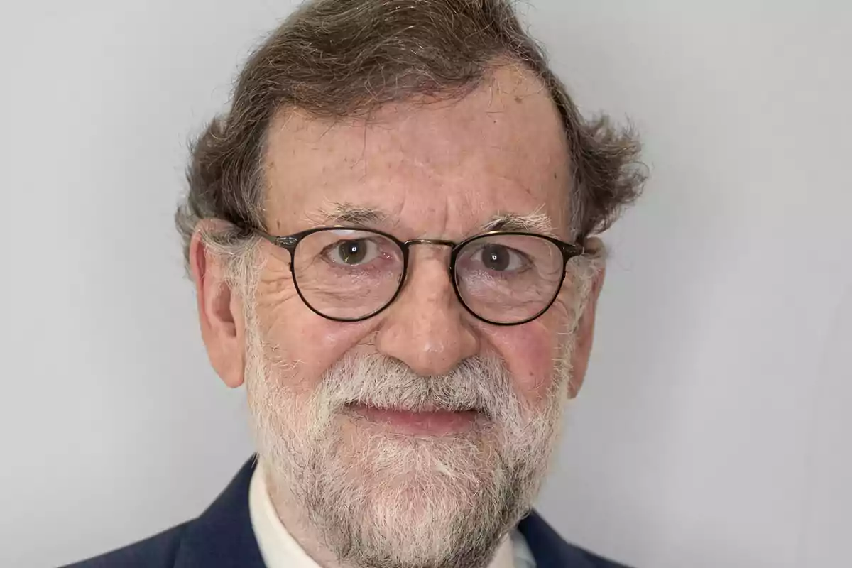 Mariano Rajoy con barba y gafas sonríe ligeramente mirando a la cámara. Mariano Rajoy con barba y gafas sonríe ligeramente mirando a la cámara.