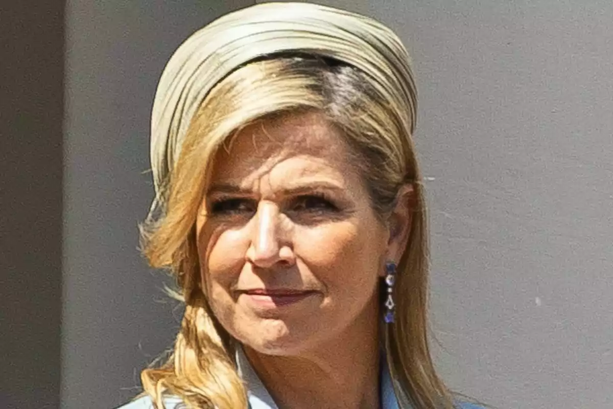 Máxima of the Netherlands with a light headpiece slightly smiles while looking to the side. Máxima of the Netherlands with a light headpiece slightly smiles while looking to the side.