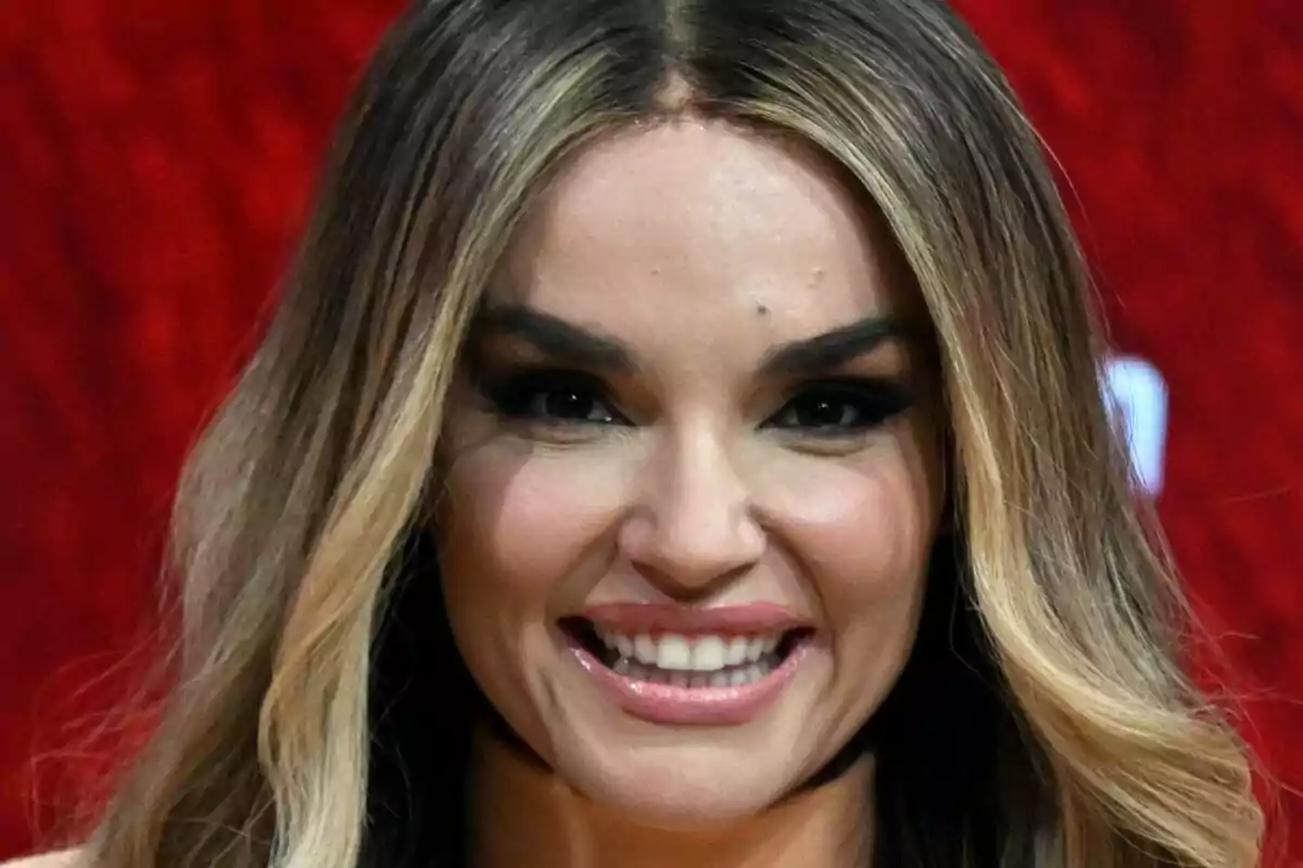 Primer plano de Melody sonriente durante la rueda de prensa ofrecida tras su paso por Eurovisión, a 26 de mayo de 2025, en Madrid. Primer plano de Melody sonriente durante la rueda de prensa ofrecida tras su paso por Eurovisión, a 26 de mayo de 2025, en Madrid.